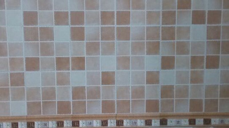 小标题：空间局限下的瓷砖选择